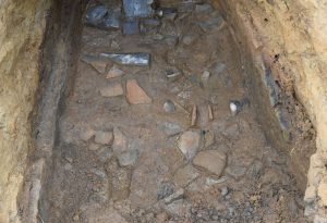 窯の床付近の瓦や須恵器
