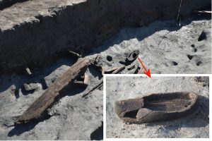 河跡から出土した木沓（きぐつ）