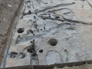 溝から出土したたくさんの土器