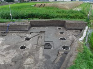 穴を掘って柱を固定した建物