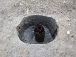 柱の一部が残った穴