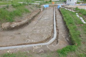 遺構の輪郭を白線でなぞっています。