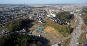 山側環状道路上空から河北潟を望んだ写真。中央に観法寺ヤッタ遺跡の平成30年度調査区が写っています。