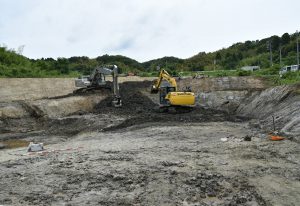 観法寺ヤッタ遺跡で重機を使い盛土や表土を除去しています。