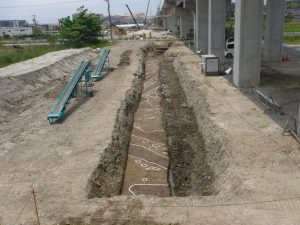 白線内の黒い部分が遺構です