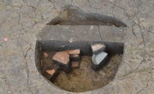 土器が出土した穴