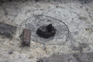 建物の木の柱が残っていました