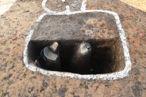 平安時代の建物の柱穴から出土した土器の様子