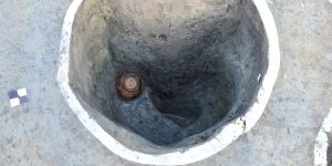 深い穴。穴の中の中央には柱の跡、その左側には土師器の埦が置かれています。