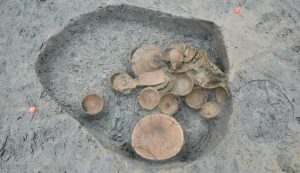 浅いくぼみの中に、土師器の小形埦と大きめの埦が20個以上まとまって置かれています。