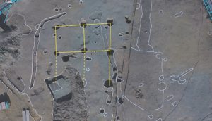 大きな柱穴が並ぶ掘立柱建物を上空から見たところ。