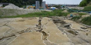 平安時代の溝と河跡が海側へ向かって並んで見つかったところ。
