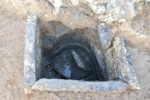 凝灰岩の側板を使った井戸
