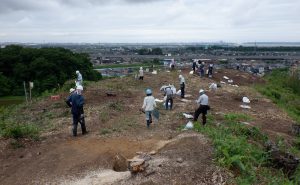 観法寺墳墓群（東から河北潟の方を見たところ）