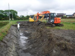 表土を取り除く作業（南西から）