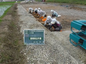 作業員が遺構を探している様子