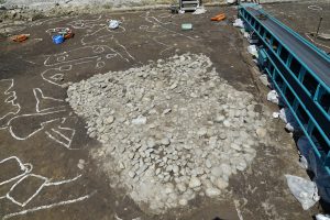 自然石で埋められた土坑