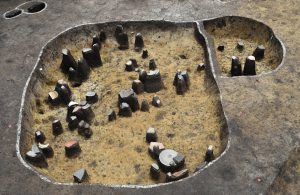 須恵器や土師器が廃棄された平安時代の穴の跡です