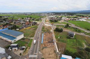 西からみた調査区の遠景です