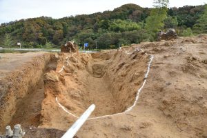 墳丘を区画する周溝を横から見ているところ。深く掘られた溝の右側に墳丘が見えます。