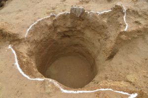 丘陵上の墳丘墓から少しさがったところにある深い円形土坑。