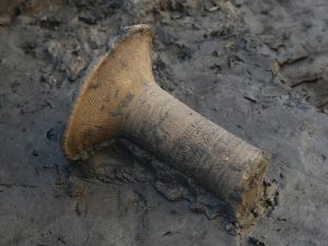 調査区1の川跡から見つかった文様のある弥生時代の高杯です