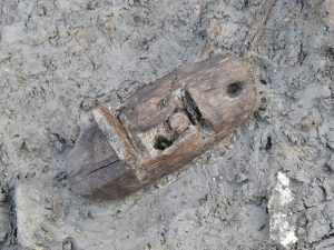 調査区2の中世の井戸から見つかった下駄