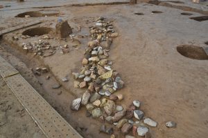 調査区3の中世の溝で、石や土器などが入っていました