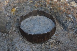 調査区3の中世の井戸から見つかった井戸枠のようすです