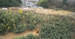 観法寺墳墓群がある丘陵の北側斜面の下の方に、観法寺ジンヤマ横穴が見えます。