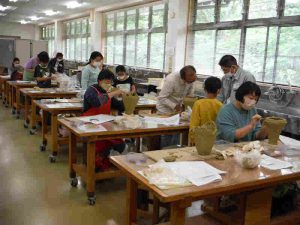 R4縄文土器づくり講座の様子