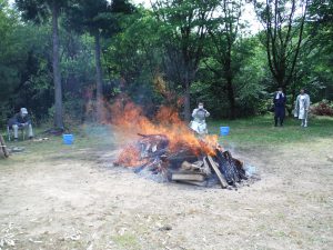 縄文土器の野焼き