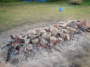 縄文土器の野焼き
