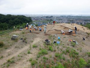 発掘現場から金沢平野を望む