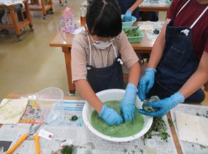 R4古代体験講座「藍の生葉染め」