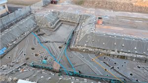 川跡に沿って建つ総柱建物