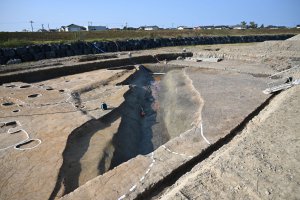 弥生時代中期の集落を取り囲んでいた環濠の写真です。