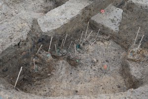 集落内の遺構から碧玉が出土した状況です。