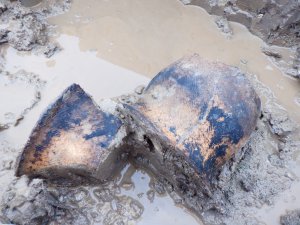 川跡から土器が出土した時の写真です。