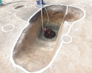 矢田遺跡で見つかった大型の柱の穴です。長さ2.5m、幅70cmもあり、残っていた柱は直径50cmの大きなものでした。