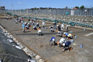 南東からの遺構検出作業の様子