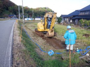 表土を取り除く作業（東から）
