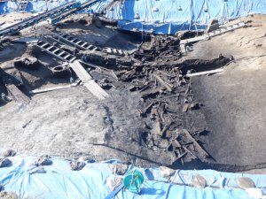 古墳時代の川跡から出土した遺物の様子