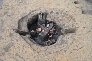 井戸に廃棄された土器や木製品