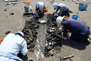 遺構を掘っている様子