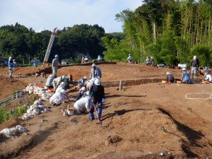 遺構の検出作業の風景