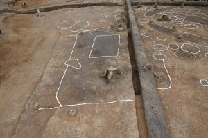 地面を掘りこんで造った建物